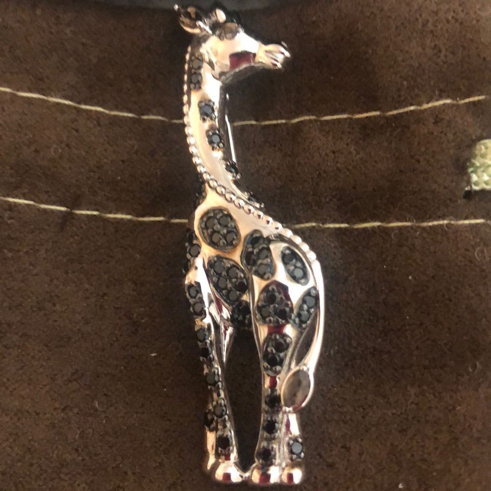 Giraffe Pin